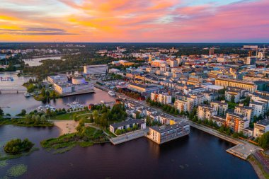 Finlandiya 'nın Oulu kentinin günbatımı manzarası.