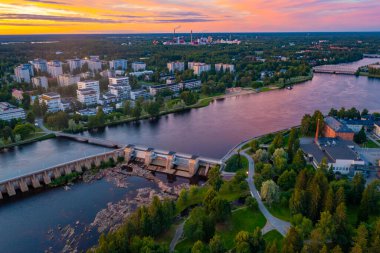 Finlandiya 'nın Oulu kentinin günbatımı manzarası.