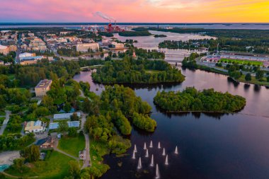 Finlandiya 'nın Oulu kentinin günbatımı manzarası.