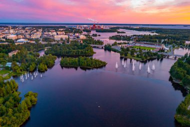 Finlandiya 'nın Oulu kentinin günbatımı manzarası.