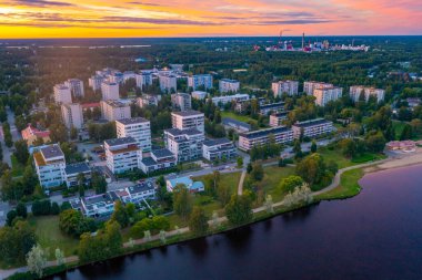 Oulu, Finlandiya 'daki konut binalarının günbatımı görüntüsü.
