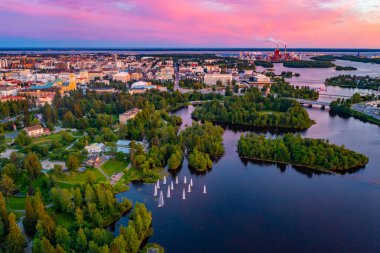 Finlandiya 'nın Oulu kentinin günbatımı manzarası.
