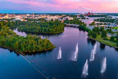 Finlandiya 'nın Oulu kentinin günbatımı manzarası.