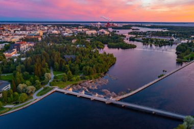 Finlandiya 'nın Oulu kentinin günbatımı manzarası.