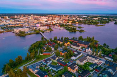 Finlandiya 'nın Oulu kentinin günbatımı manzarası.
