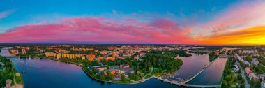 Finlandiya 'nın Oulu kentinin günbatımı manzarası.