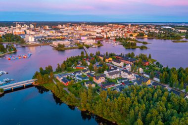 Oulu, Finlandiya 'daki konut binalarının günbatımı görüntüsü.