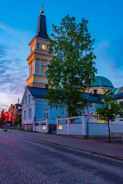 Finlandiya 'daki Oulu katedralinin gün batımı manzarası.