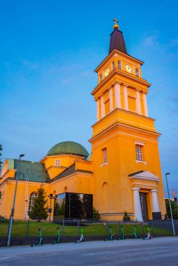Finlandiya 'daki Oulu katedralinin gün batımı manzarası.
