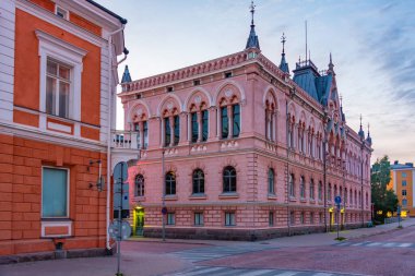 Finlandiya 'nın Oulu kasabasında renkli villalar.