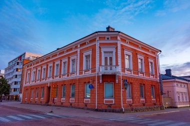 Finlandiya 'nın Oulu kasabasında renkli villalar.