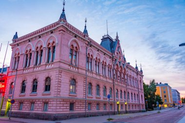 Finlandiya 'nın Oulu kasabasında renkli villalar.