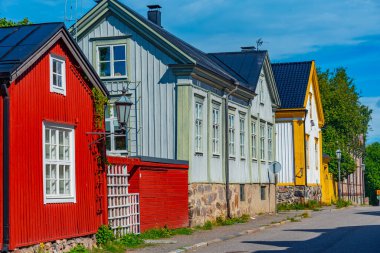Finlandiya 'nın Neristan ilçesinde renkli kereste evleri Kokkola.
