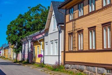 Finlandiya 'nın Neristan ilçesinde renkli kereste evleri Kokkola.