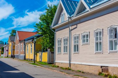 Finlandiya 'nın Neristan ilçesinde renkli kereste evleri Kokkola.