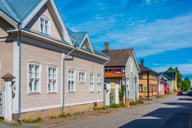 Finlandiya 'nın Neristan ilçesinde renkli kereste evleri Kokkola.