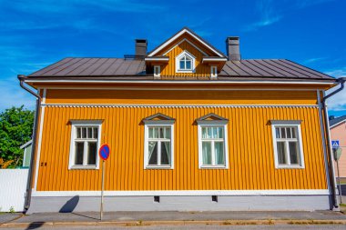 Finlandiya 'nın Neristan ilçesinde renkli kereste evleri Kokkola.