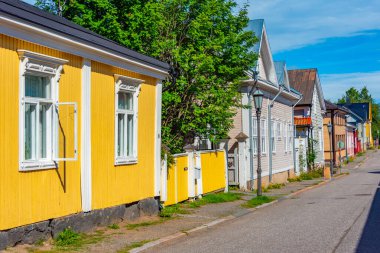Finlandiya 'nın Neristan ilçesinde renkli kereste evleri Kokkola.