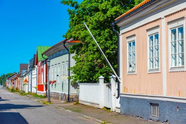 Finlandiya 'nın Neristan ilçesinde renkli kereste evleri Kokkola.