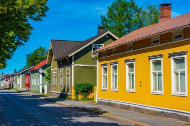 Finlandiya 'nın Neristan ilçesinde renkli kereste evleri Kokkola.