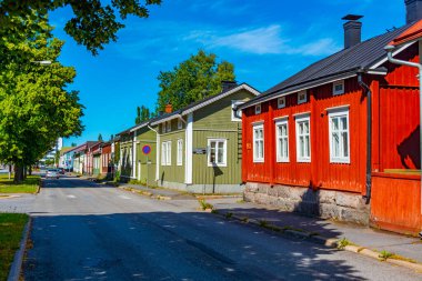 Finlandiya 'nın Neristan ilçesinde renkli kereste evleri Kokkola.