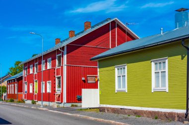 Finlandiya 'nın Neristan ilçesinde renkli kereste evleri Kokkola.