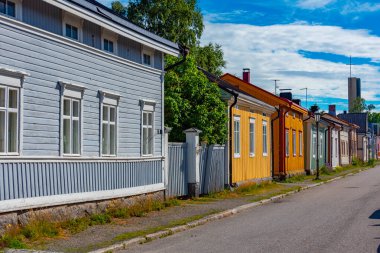 Finlandiya 'nın Neristan ilçesinde renkli kereste evleri Kokkola.