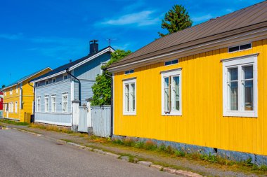 Finlandiya 'nın Neristan ilçesinde renkli kereste evleri Kokkola.