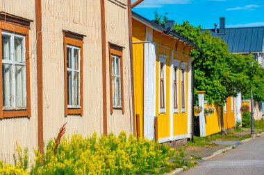 Finlandiya 'nın Neristan ilçesinde renkli kereste evleri Kokkola.