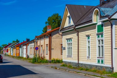 Finlandiya 'nın Neristan ilçesinde renkli kereste evleri Kokkola.