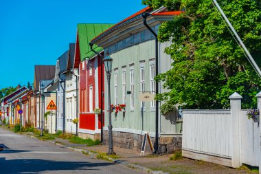 Finlandiya 'nın Neristan ilçesinde renkli kereste evleri Kokkola.