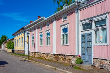 Finlandiya 'nın Neristan ilçesinde renkli kereste evleri Kokkola.