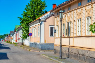 Finlandiya 'nın Neristan ilçesinde renkli kereste evleri Kokkola.