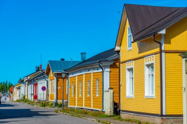 Finlandiya 'nın Neristan ilçesinde renkli kereste evleri Kokkola.