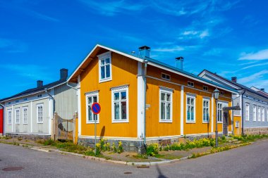 Finlandiya 'nın Neristan ilçesinde renkli kereste evleri Kokkola.