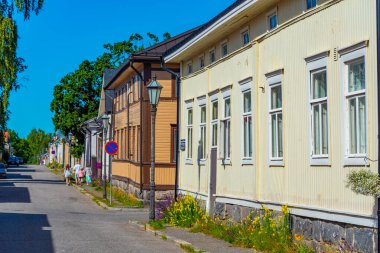 Finlandiya 'nın Neristan ilçesinde renkli kereste evleri Kokkola.
