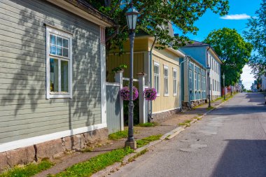 Finlandiya 'nın Neristan ilçesinde renkli kereste evleri Kokkola.
