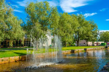 Kokkola, Finlandiya 'da Sunti nehrinin Riverside Parkı.