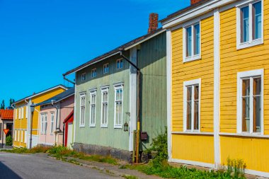 Finlandiya 'nın Neristan ilçesinde renkli kereste evleri Kokkola.