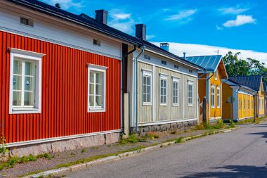 Finlandiya 'nın Neristan ilçesinde renkli kereste evleri Kokkola.