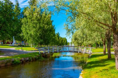 Kokkola, Finlandiya 'da Sunti nehrinin Riverside Parkı.