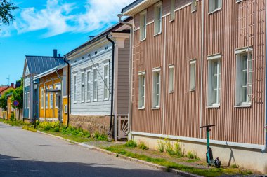 Finlandiya 'nın Neristan ilçesinde renkli kereste evleri Kokkola.