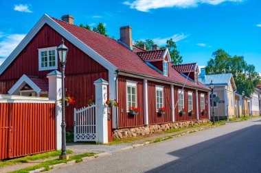 Finlandiya 'nın Neristan ilçesinde renkli kereste evleri Kokkola.