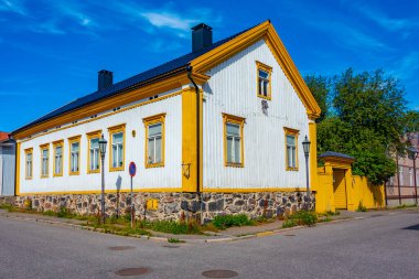 Finlandiya 'nın Neristan ilçesinde renkli kereste evleri Kokkola.