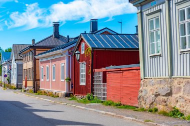 Finlandiya 'nın Neristan ilçesinde renkli kereste evleri Kokkola.