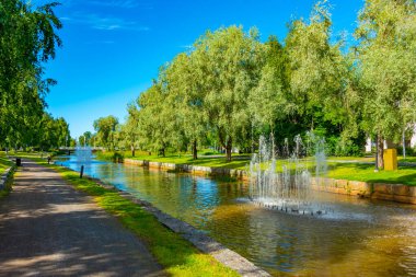 Kokkola, Finlandiya 'da Sunti nehrinin Riverside Parkı.