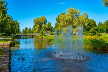 Kokkola, Finlandiya 'da Sunti nehrinin Riverside Parkı.
