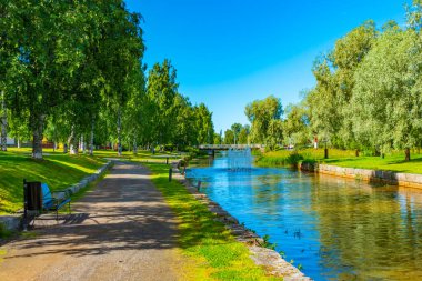 Kokkola, Finlandiya 'da Sunti nehrinin Riverside Parkı.
