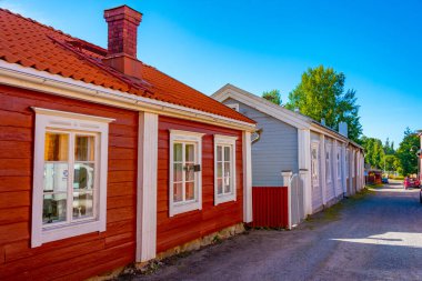 Finlandiya 'nın Neristan ilçesindeki renkli kereste evleri Jakobstad.