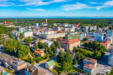Finlandiya 'nın Neristan ilçesindeki renkli kereste evlerinin panorama manzarası Jakobstad.